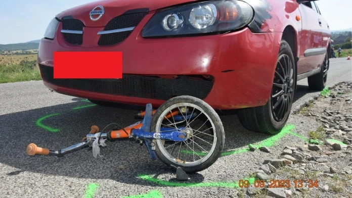 Zostal zakliesnený pod autom. Mladý šofér prešiel do protismeru a zrazil osemročného cyklistu