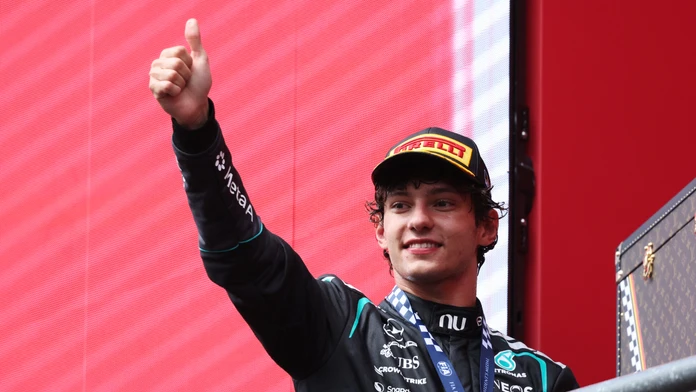 V Belgicku vydrel víťazstvo Antonelli, jeho tímový kolega vypadol v prvom kole. Hamilton zrazil mechanika