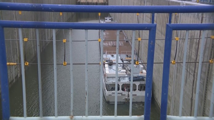 Ekologická havária švajčiarskej lode bez kapitána stále zamestnáva úrady. Na hladine sa objavili škvrny