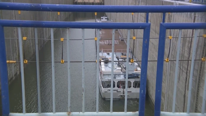 Ekologická havária švajčiarskej lode bez kapitána stále zamestnáva úrady. Na hladine sa objavili škvrny