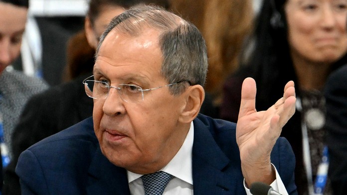Lavrov sa prvýkrát od začiatku invázie ukázal na pôde EÚ. Politici zo šiestich krajín na protest opustili sálu