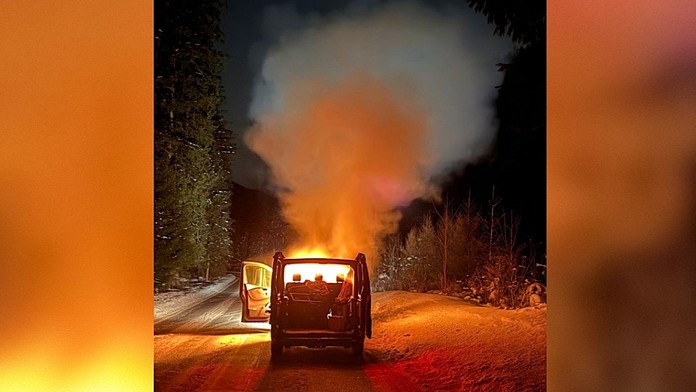 Dodávka zhorela do tla, kapela unikla o vlások. 