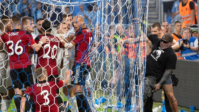 Nicolás Tagliafico z Ajaxu oslavuje gól v dueli LM proti Lille.
