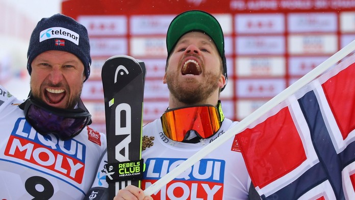 Dvojgólový Paul Pogba si pri odchode z ihriska podáva ruku z trénerom Solskjaerom.