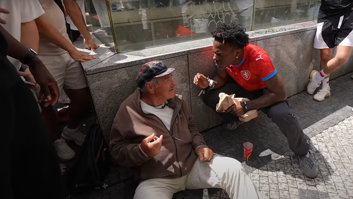 Svetoznámy youtuber spôsobil v českej metropole ošiaľ. Pred fanúšikmi musel utekať, mužovi bez domova objednal jedlo