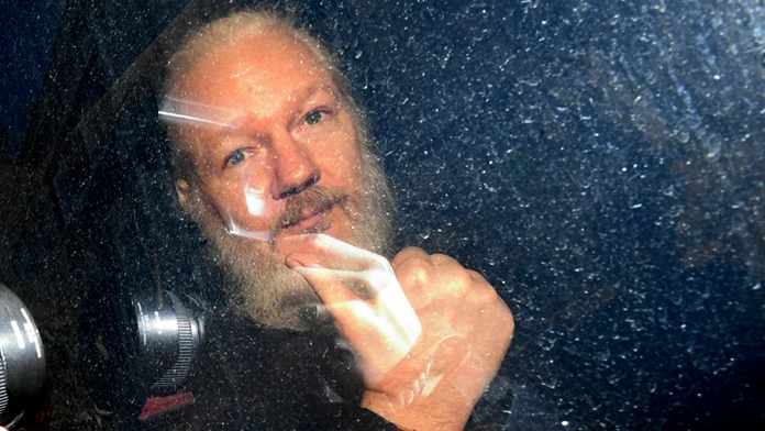 Šéfredaktor WikiLeaks Kristinn Hrafnsson (vpravo) a advokátka Jennifer Robinsonová.