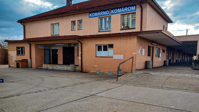Dráma na železničnej stanici: Mladík v Komárne pobodal muža