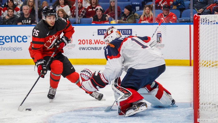 Cale Makar (Kanada) a Samuel Buček na MS do 20 rokov.