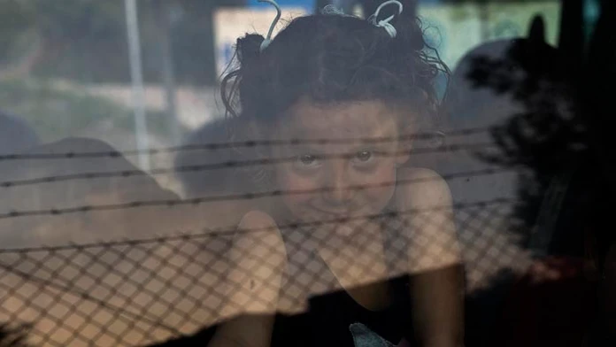 Z gréckeho ostrova Lesbos vyplávala dnes ďalšia loď s migrantmi.