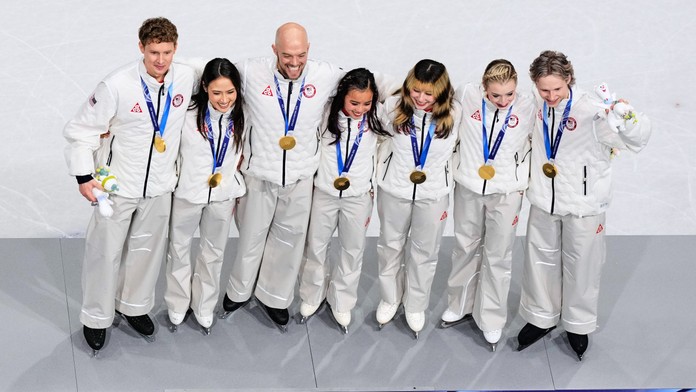 Tímovú súťaž krasokorčuliarov rozhodol jediný bod. Zo zlata sa tešia Američania, Japonsko bolo blízko