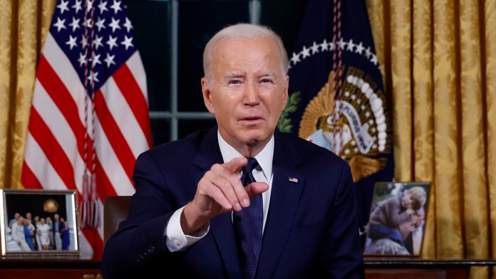 Joe Biden v Oválnej pracovni počas prejavu k národu.