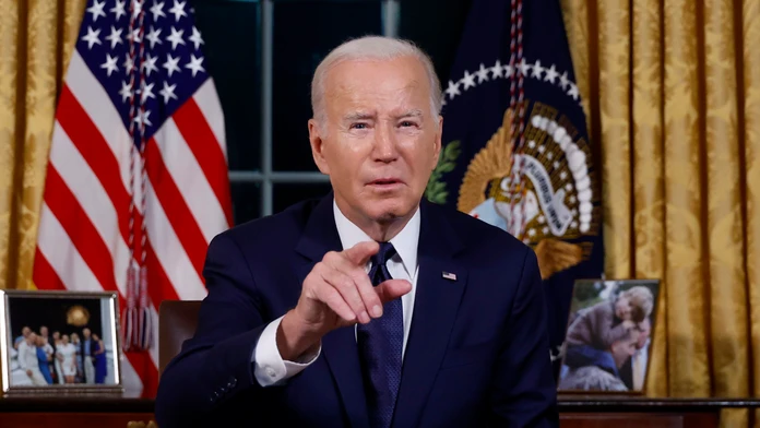 Joe Biden v Oválnej pracovni počas prejavu k národu.