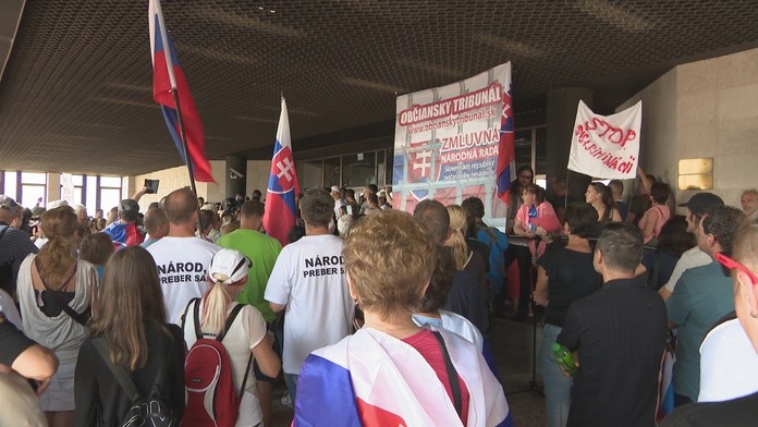 Protestujúci pred parlamentom.