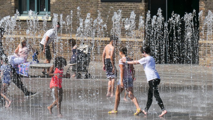 Zajtra sa budú teploty šplhať k 35 stupňom Celzia. Druhý najvyšší stupeň výstrahy platí pre viaceré okresy