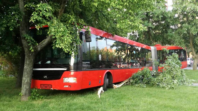 Autobus Dopravného podniku Bratislava bez vodiča sa v Dúbravke dal svojvoľne do pohybu. 