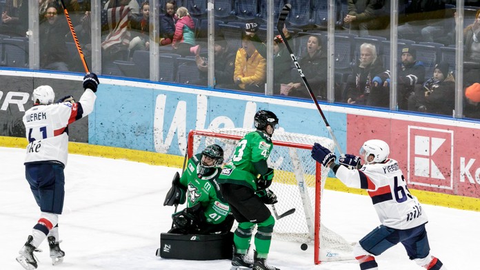 Ethan Werek, brankár Pavel Kantor, Mike Lee a Miroslav Preisinger počas zápasu HC Slovan Bratislava – HC MIKRON Nové Zámky