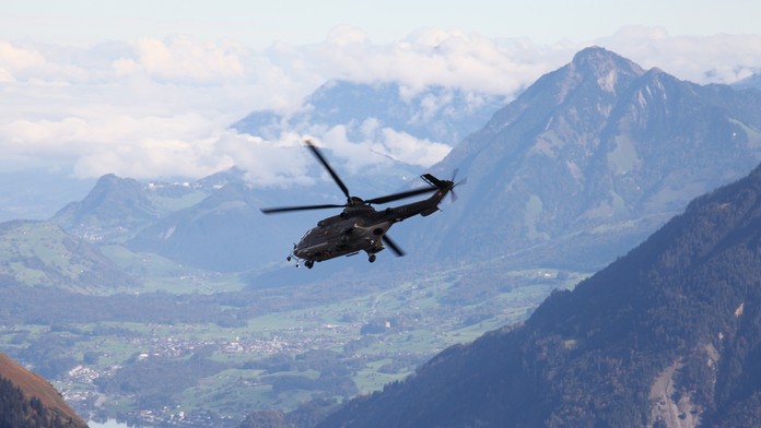 Vrtuľník v Alpách. Ilustračná snímka. 