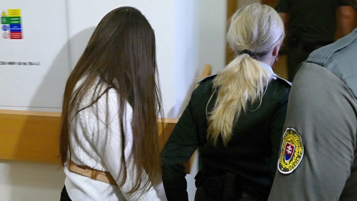 Judita pred hlavným pojednávaním v prípade vraždy spolužiaka Tomáša.