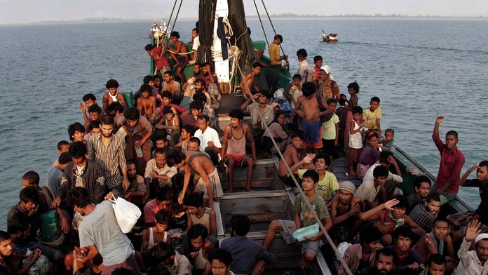 Pri Indonézii sa potopila loď s vyše 120 ľuďmi.