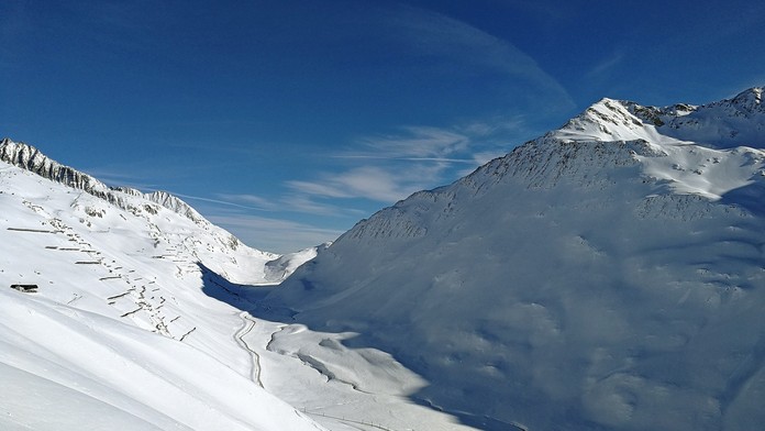 Ruský prezident Vladimir Putin si podáva ruky so spoluhráčmi po hokejovom zápase na moskovskom Červenom námestí.
