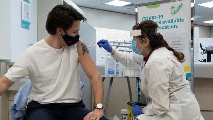 Na archívnej snímke kanadský premiér Justin Trudeau počas aprílového očkovania.