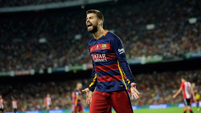 Gerard Piqué (FC Barcelona) gestikuluje s postranným rozhodcom v odvete Superpohára proti Athleticu Bilbao.
