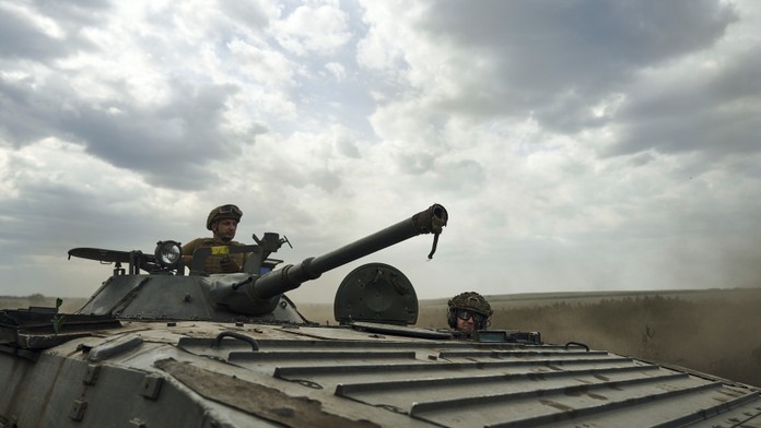 Vojak 3. ukrajinskej samostatnej útočnej brigády riadi obrneného vozidlo neďaleko mesta Bachmut.