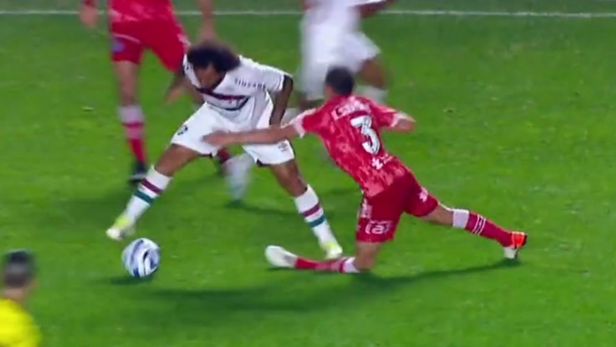 VIDEO: Hororové zranenie argentínskeho futbalistu. Vinník Marcelo po faule opustil ihrisko v slzách