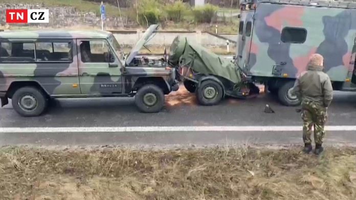 Vojenská kolóna holandskej armády smerujúca na Slovensko havarovala v Jihlave