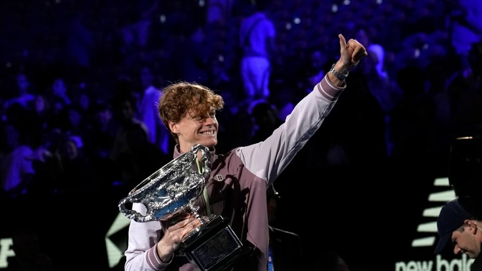 Lyže vymenil za raketu, ukončil talianske polstoročie čakania na titul. Sinner po triumfe ďakoval rodičom