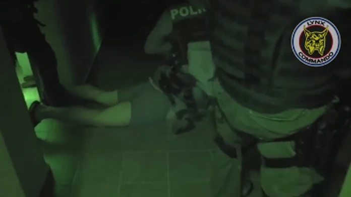 Polícia zverejnila autentické zábery zo štvrtkového zásahu v Kolárove.