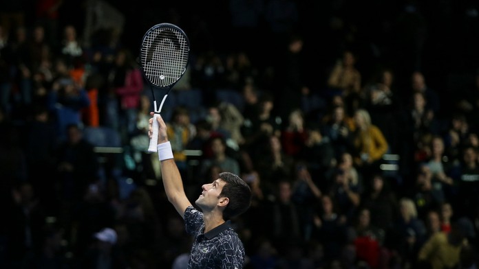 Novak Djokovič oslavuje bod v dueli na Turnaji majstrov.