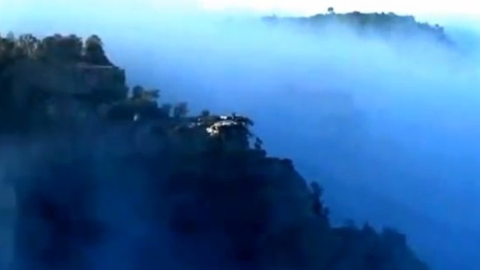 Grand Canyon sa stratil v hmle