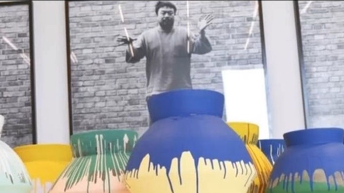 Jednu z týchto váz zobral a hodil na zem 