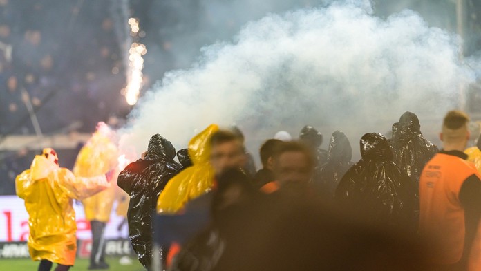 VIDEO: Šialené scény na zápase v Nemecku. Polícia naháňala fanúšikov priamo na trávniku