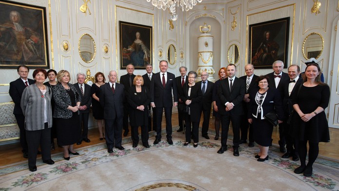 Na snímke Andrej Kiska spolu s vyznamenanými osobnosťami