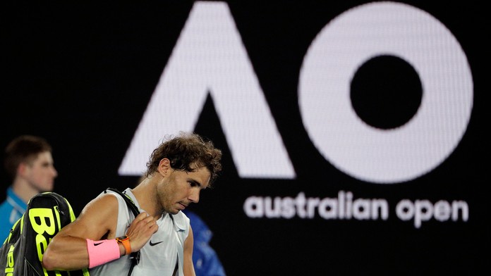 Španielsky tenista Rafael Nadal odchádza z kurtu po štvrťfinálovom zápase proti Chorvátovi Marinovi Čiličovi.