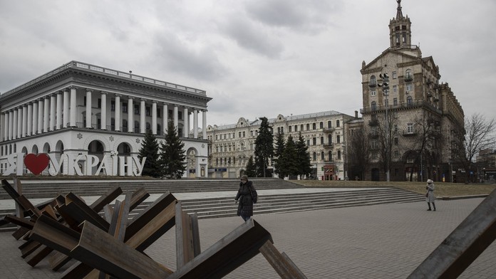 OBRAZOM: Rusi sa neustále snažia dobiť Kyjev, takto sa hlavné mesto pripravuje na ich príchod