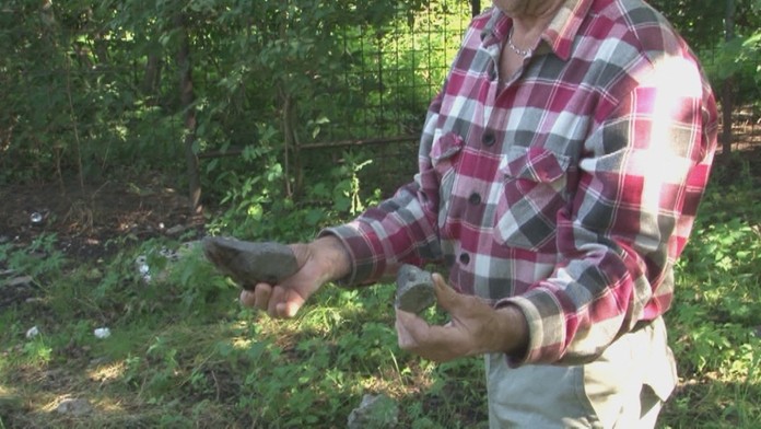 Deti s kameňmi rozbíjajú okná a nezadržia ich ani ploty.