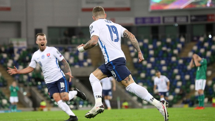 Zľava Marek Hamšík a Severoír Paddy McNair bojujú o loptu vo finále play off EURO 2020.