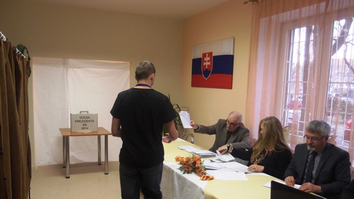 Volič vo volebnej miestnosti na otvorenom oddelení v Ústave na výkon trestu odňatia slobody v Bratislave.