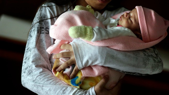 Ďalšie dievča z Paraguaju, ktoré znásilňoval otec. Teraz má 13 rokov a má mesačné bábätko.