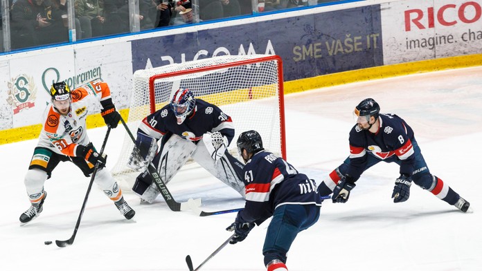 Momentka zo zápasu play-off Košice - Slovan