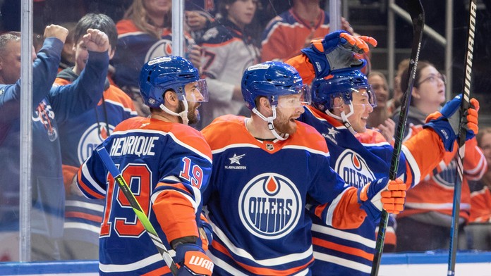 Adam Henrique, Connor Brown a Jeff Skinner z Edmontonu Oilers oslavujú gól proti Philadelphii Flyers.