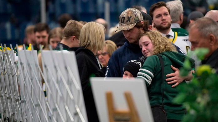 Príbuzní smútia za hokejistami, ktorí zahynuli pri tragickej nehode autobusu.