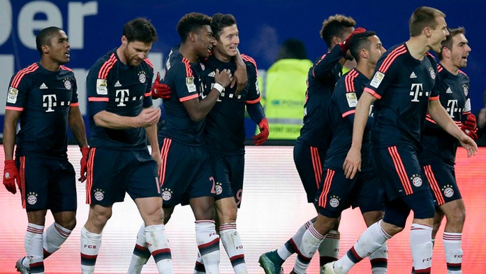 Hráči klubu Bayern Mnichov, štvrtý zľava Robert Lewandowski.