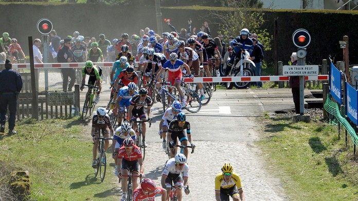 Preteky Paríž - Roubaix takmer skončili tragédiou.jpg