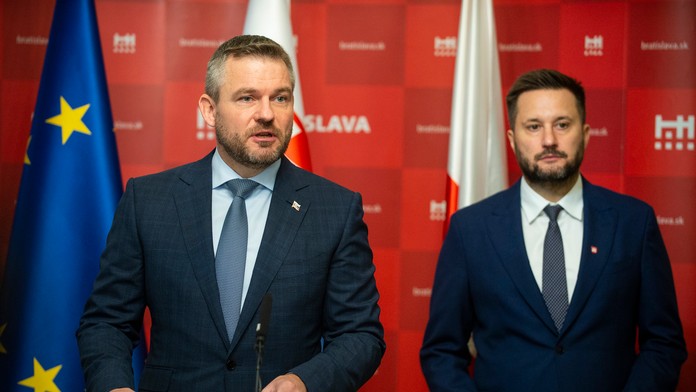 Obvinení rozhodcovia a delegáti v pojednávacej miestnosti na ŠTS v Pezinku.