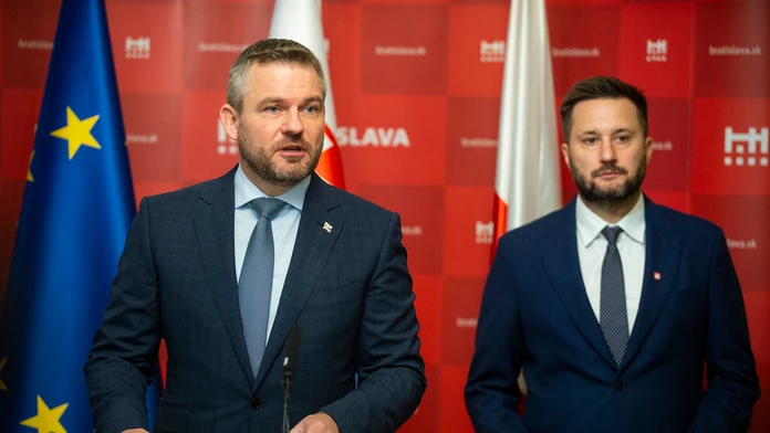 Obvinení rozhodcovia a delegáti v pojednávacej miestnosti na ŠTS v Pezinku.