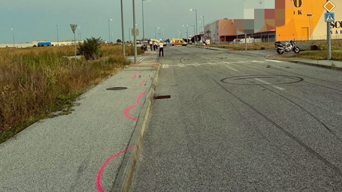 Polícia dokumentuje miesto tragickej nehody motorkára v Bratislave.